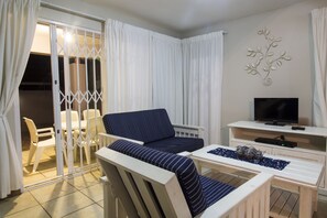 Caja de seguridad en la habitación y tabla de planchar con plancha