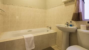 Madiolyn S/C Unit 10 | Bathroom | Free toiletries, hair dryer, towels, toilet paper