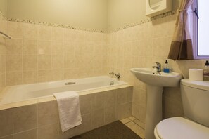 Appartamento ( Madiolyn S/C Unit 10) | Bagno | Set di cortesia gratuito, asciugacapelli, asciugamani, carta igienica