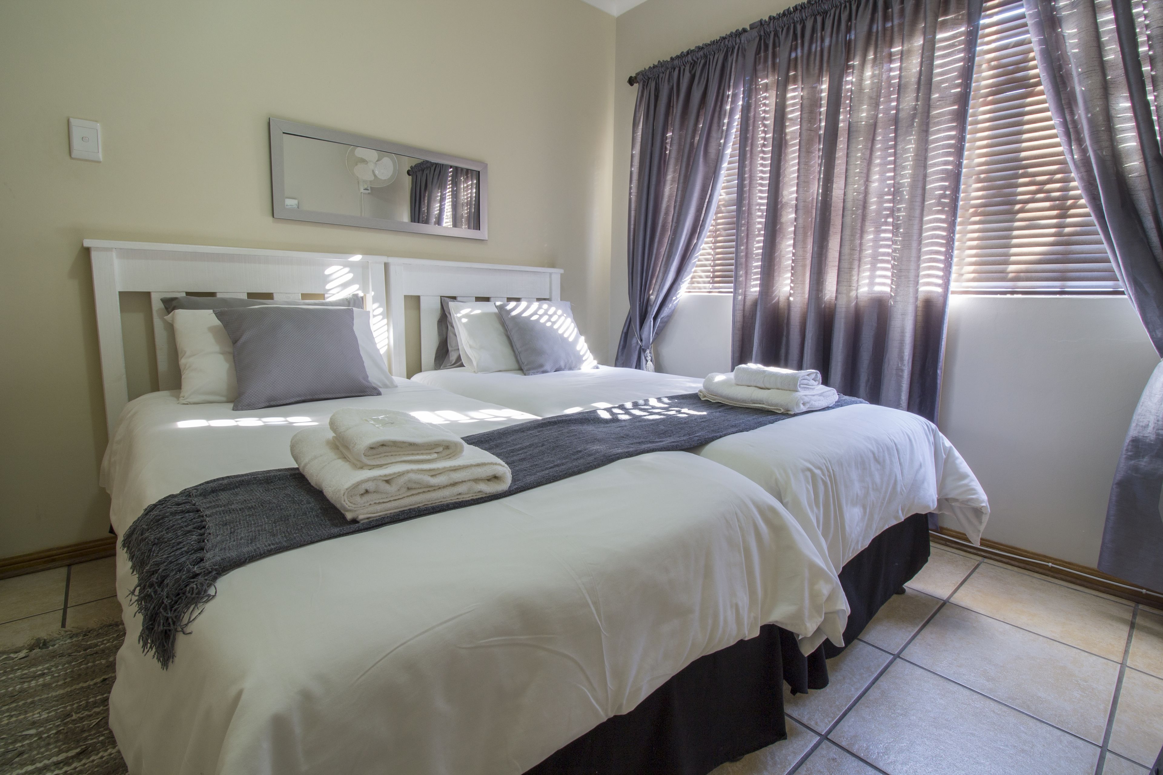 Apartamento Confort ( Madiolyn S/C Unit 5) | Caja fuerte, tabla de planchar con plancha, ropa de cama