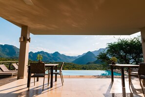 บริการอาหารเช้า อาหารกลางวัน อาหารเย็น, อาหารท้องถิ่น