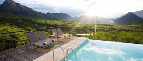 Una piscina al aire libre, tumbonas