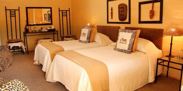 A hotel room with two beds, a desk, a chair, and a lamp. - Fynbos Guesthouse Riversdale (Riversdale)