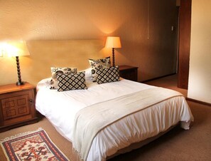 Premium bedding, in-room safe, iron/ironing board, free WiFi