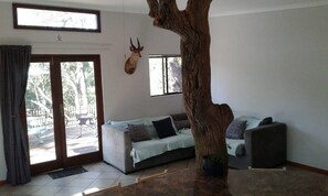 Familienhaus, 2 Schlafzimmer, Whirlpool, Flussblick | Wohnzimmer | Flachbildfernseher