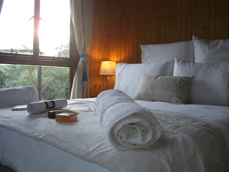 Log Cabin | In-room safe, individually decorated, iron/ironing board, free WiFi. Blyde River Cabin Guesthouse