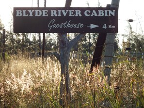 Señal para Blyde River Cabin Guesthouse, indicando una distancia de 4 kilómetros.
