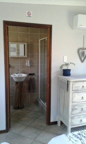 Familie huis, 2 slaapkamers, bubbelbad, uitzicht op rivier | Badkamer | Een haardroger, handdoeken