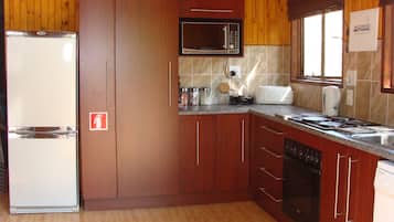 Cabaña familiar, 3 habitaciones, vista al río | Cocina privada | Refrigerador con congelador, microondas, horno y parrilla de estufa