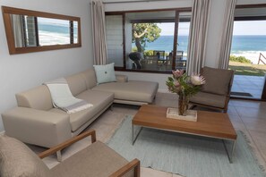 55-inch flat-screen TV with satellite channels, TV - Brenton Breakers (Knysna)