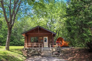 코티지 | 각각 다른 스타일의 인테리어, 각각 다르게 가구 비치, 책상, 노트북 작업 공간