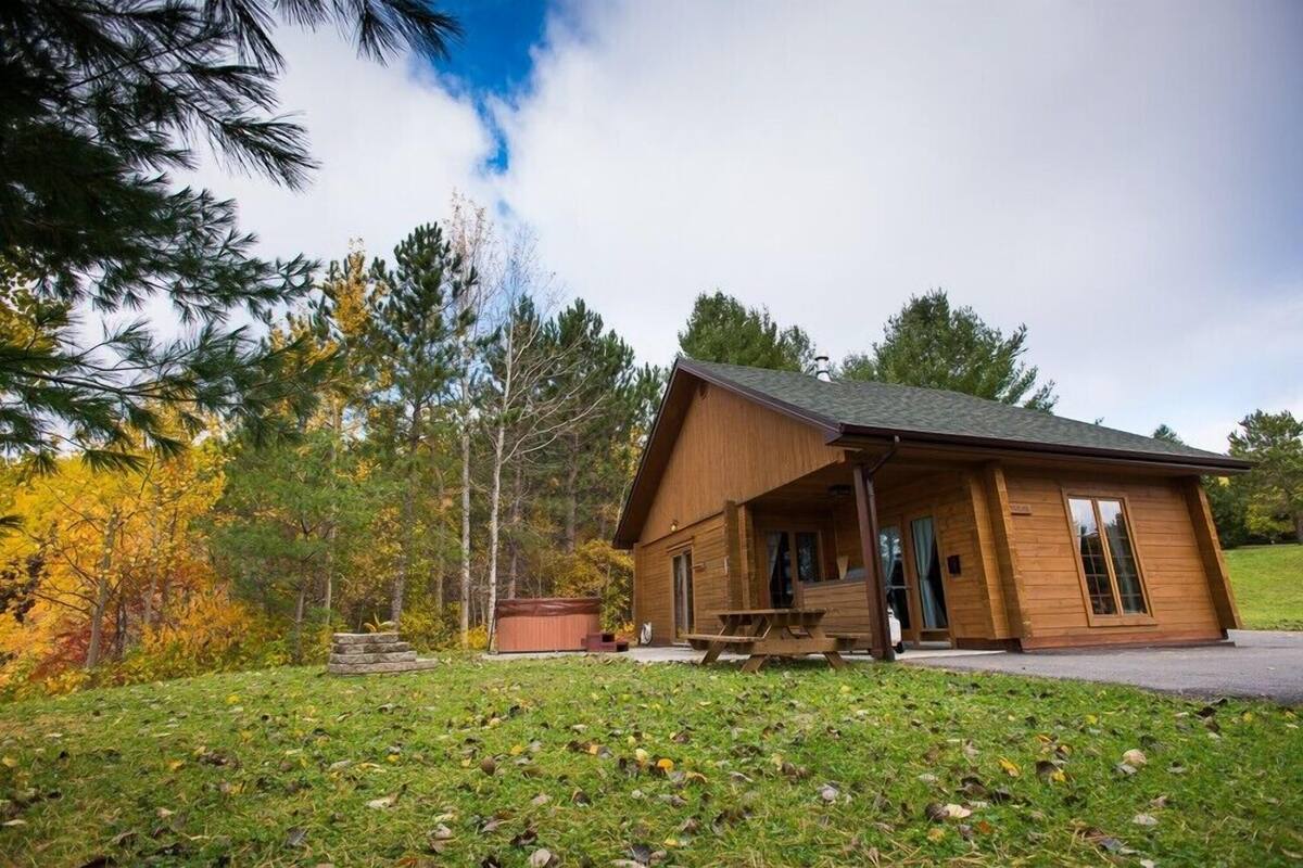 Deluxe Cottage (Spa) | Individually decorated, individually furnished, desk, laptop workspace