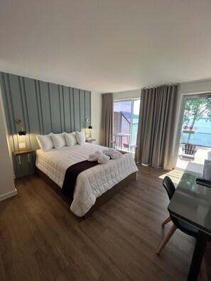 디럭스룸, 퀸사이즈침대 1개, 금연, 호수 전망 | 각각 다른 스타일의 인테리어, 각각 다르게 가구 비치, 책상, 노트북 작업 공간