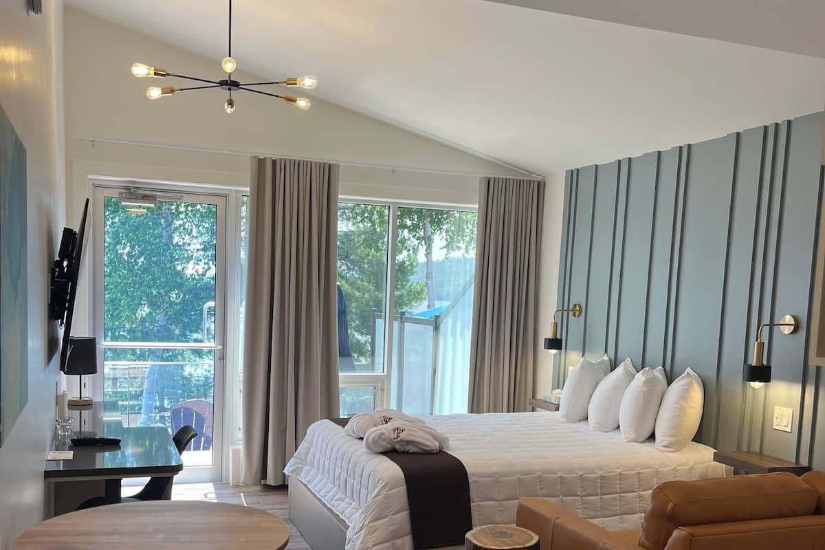 Deluxe Room, 1 Queen Bed, Non Smoking, Lake View | Individually decorated, individually furnished, desk, laptop workspace