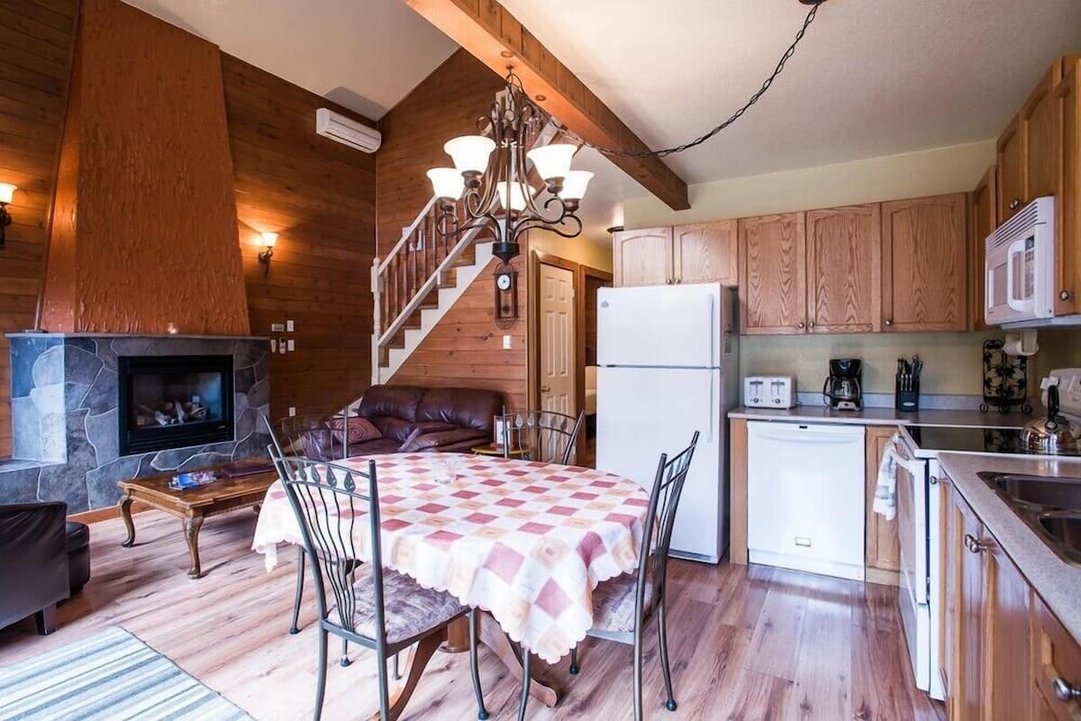 Meleze | Private kitchen | Fridge, microwave, oven, stovetop