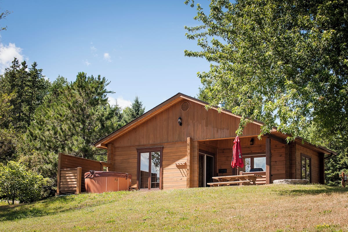 Standard Cottage (Spa Tub) | Individually decorated, individually furnished, desk, laptop workspace