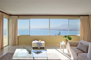 3 Bedroom Apartment | Living room | TV