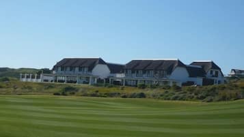 Vista frontal de la propiedad