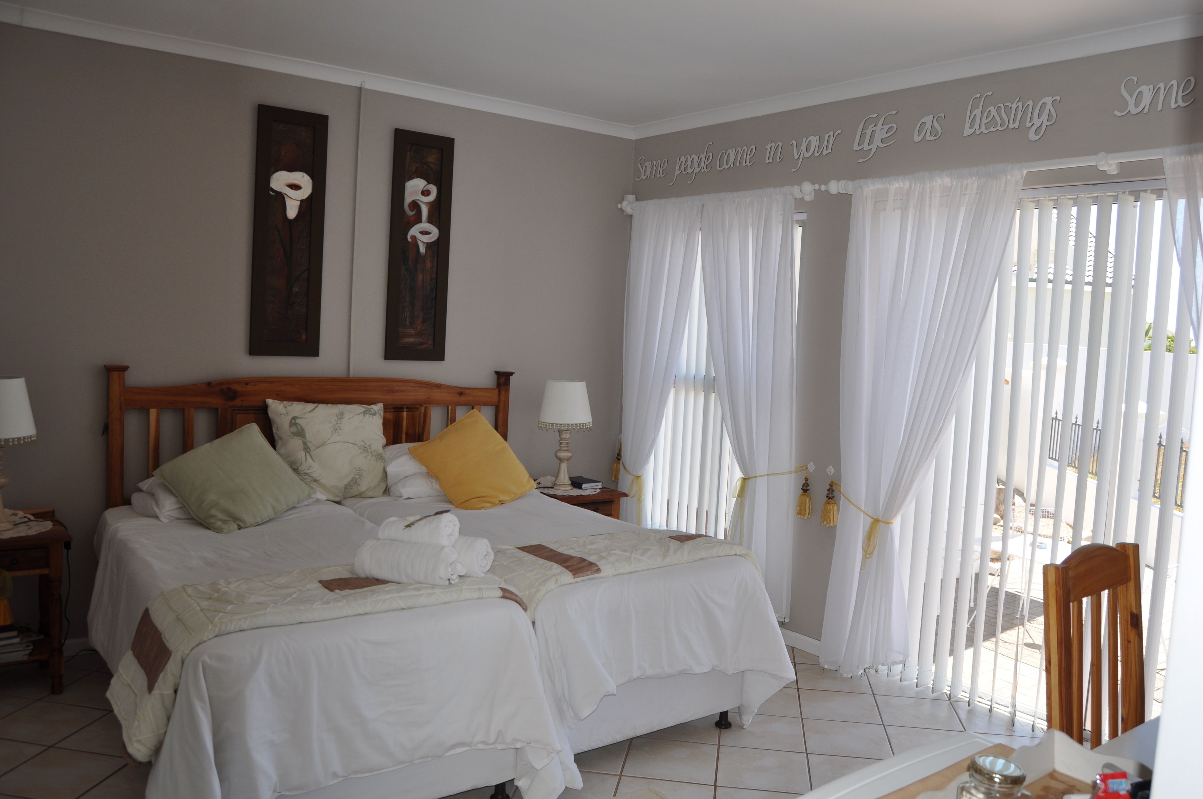 Bar mini, peti besi dalam bilik, Wi-fi percuma, cadar katil 