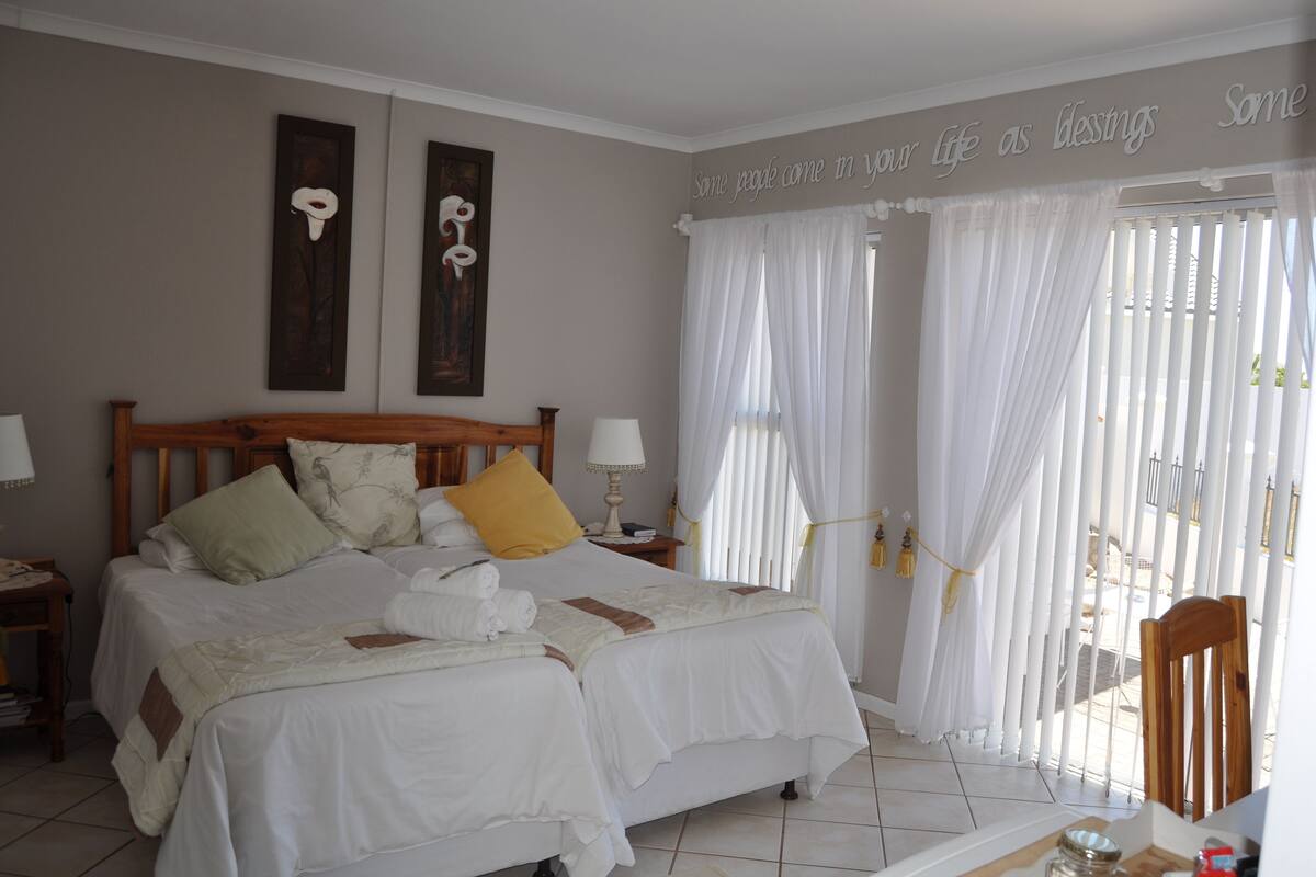 Minibar, caja de seguridad en la habitación, wifi gratis y ropa de cama