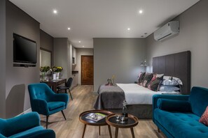 Minibar, Zimmersafe, individuell eingerichtet, Schreibtisch