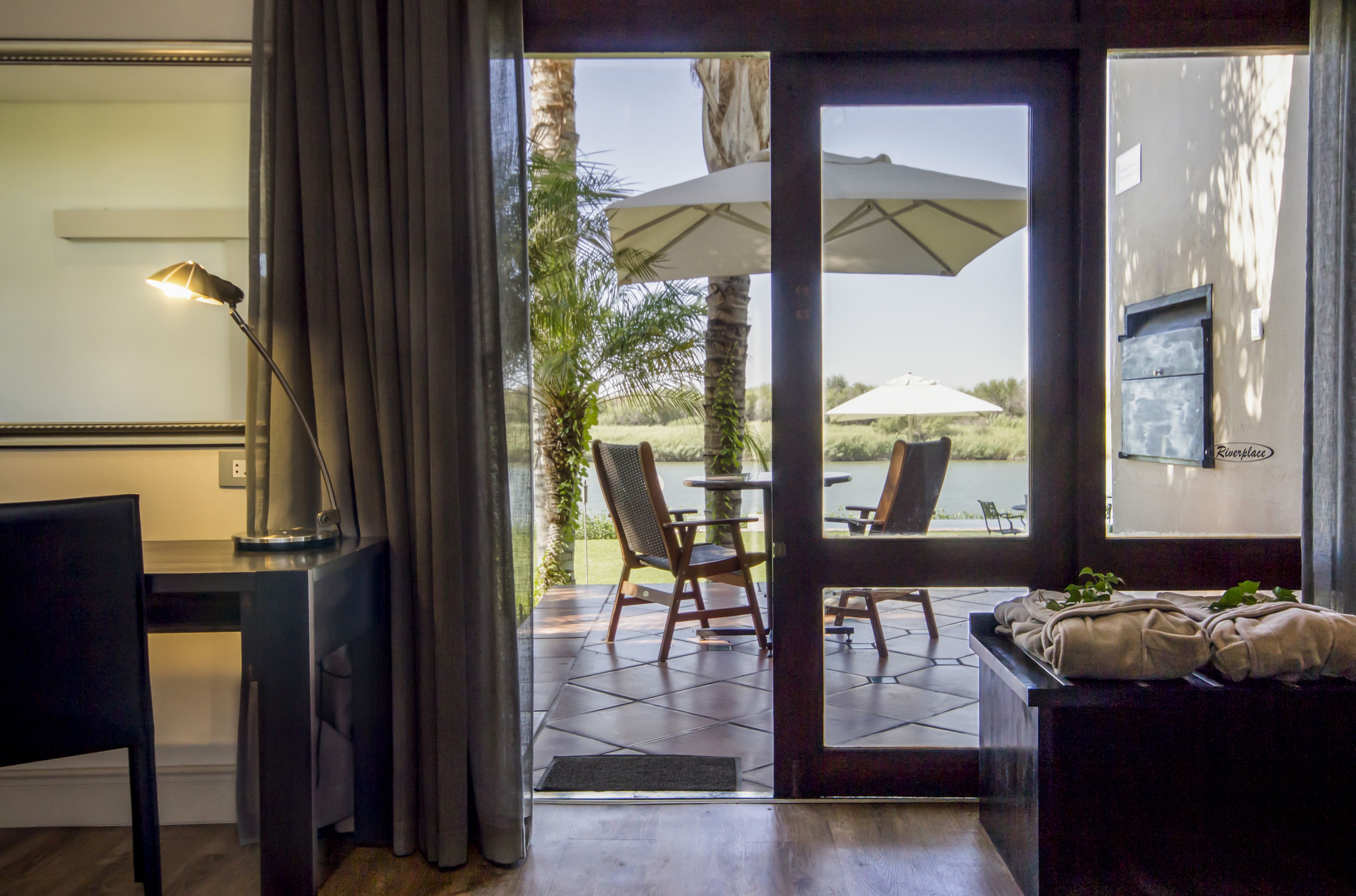 Kahden hengen deluxe-huone | Minibaari, tallelokero huoneessa, yksilöllisesti kalustettu, työpöytä