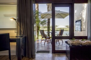 Deluxe tweepersoonskamer | Een minibar, een kluis op de kamer, individueel gemeubileerd, een bureau