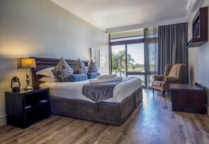 Minibar, in-room safe, individually furnished, desk - River Place Manor (Upington)