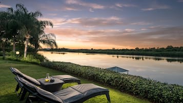 Outdoor pool, an infinity pool, open open 24 hours a day, pool loungers