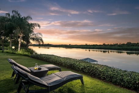 Outdoor pool, an infinity pool, open open 24 hours, sun loungers