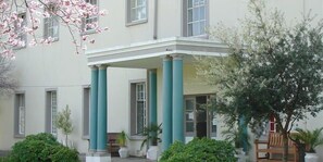 Front of property - Franschhoek Travellers' Lodge - Hostel (Franschhoek)