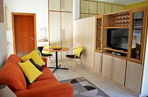 Apartamento clásico (Chala-Kigi Garden Apartment) | Zona de estar | Una televisión de pantalla plana