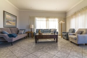 Apartamento standard (Chala-Kigi Dune View Apartment) | Área de estar | TV de tela plana