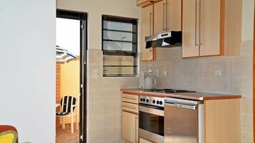 Classic Apartment (Chala-Kigi Garden Apartment) | Private kitchenette | Fridge, microwave, oven, stovetop