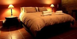 Premium bedding, individually decorated, individually furnished - The Merry Widow Country Retreat (Hopefield)