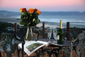 Outdoor dining - The Nantucket (Hermanus)