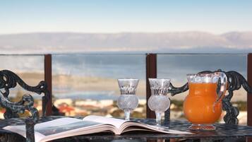 Daily self-serve breakfast (ZAR 60 per person)