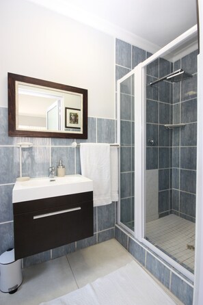 Luxury Room (Arabesque Room ) | Bathroom shower - The Nantucket (Hermanus)