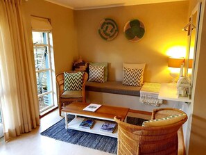 Suíte conforto, 1 cama King, vista para o jardim, no jardim | Área de estar | TV