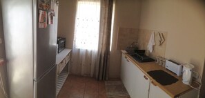 Habitación Confort (Self-Catering Garden Flat) | Cocina privada | Frigorífico, microondas y placa de cocina