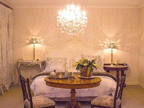 浪漫套房 | 1 間臥室、高級寢具、客房內保險箱、書桌