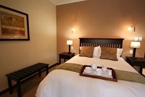 Luxury Double Room, Ensuite | 6 bedrooms, premium bedding, down comforters, minibar