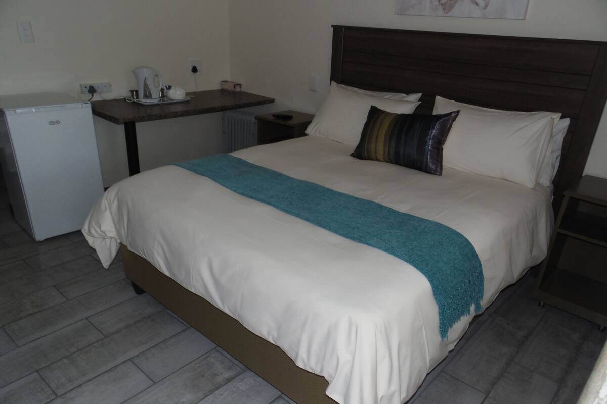 Standard Double Room, Ensuite | 6 bedrooms, premium bedding, down duvets, minibar