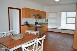 Cottage | Bếp riêng | Tủ lạnh, lò vi sóng, ấm điện, dụng cụ vệ sinh 