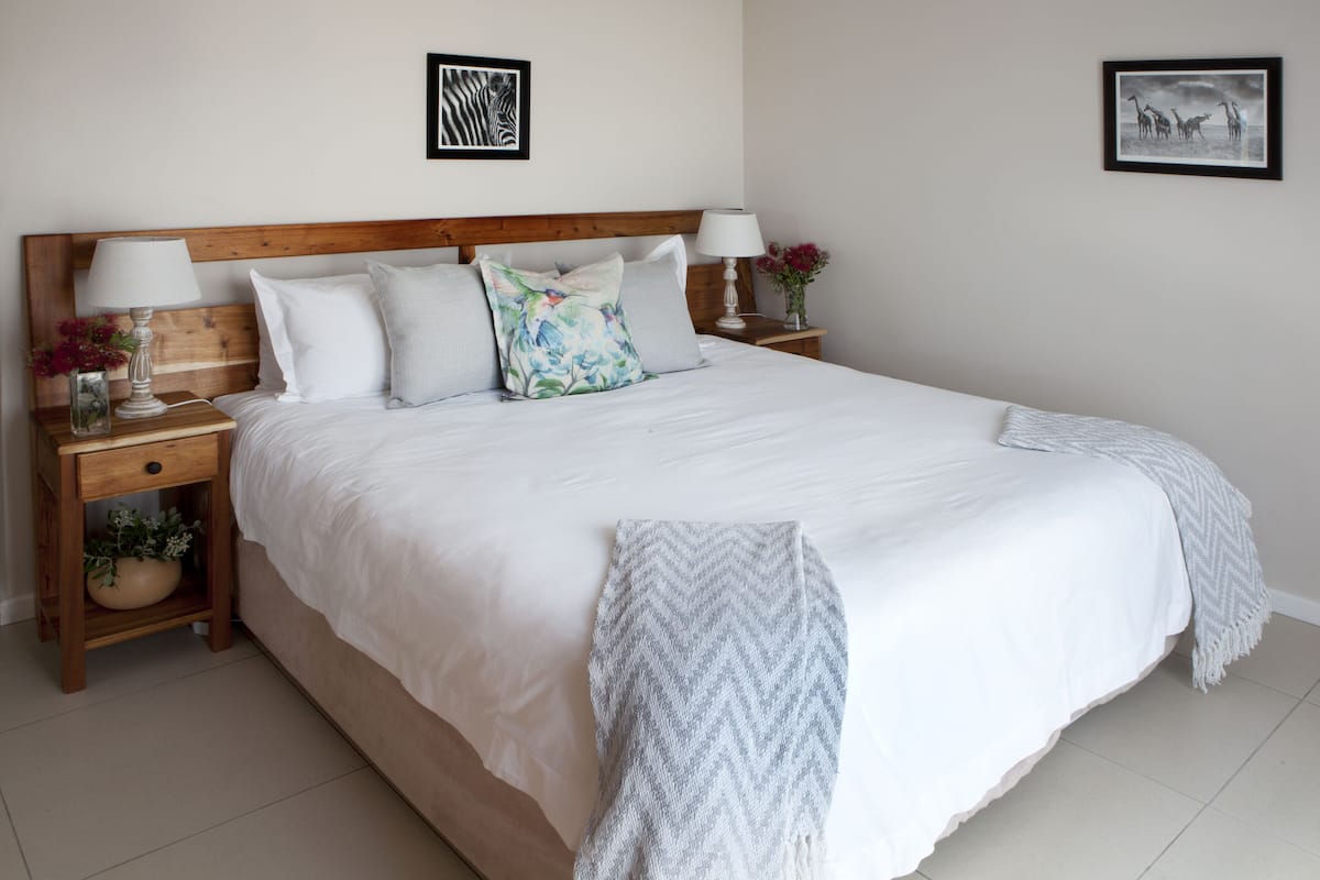 One-Bedroom Apartment With Sea View | 埃及棉床单、高档床上用品、羽绒被、记忆海绵床垫