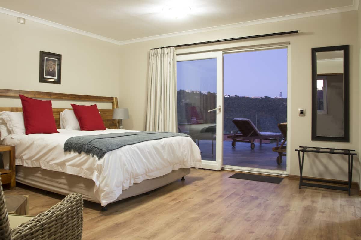 Double or Twin Room with Sea View | 埃及棉床单、高档床上用品、羽绒被、记忆海绵床垫