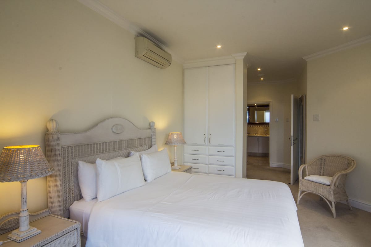 203 Oyster Quays (1) | 2 bedrooms, premium bedding, in-room safe, desk