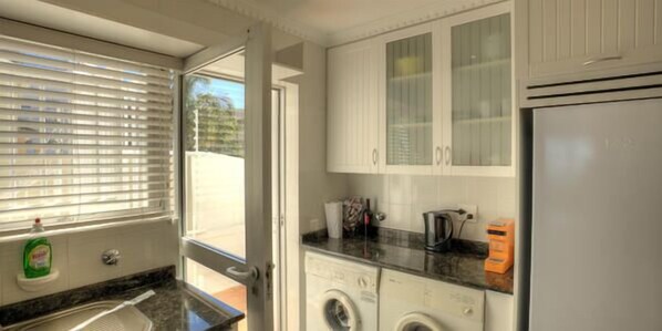 Full-sized fridge, stovetop, coffee/tea maker - Bon Bayit (Cape Town)