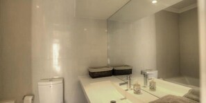 Combined shower/tub - Bon Bayit (Cape Town)