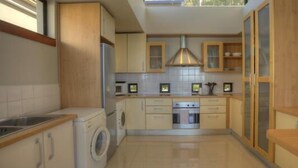 Chambre (16 Springbok Road) | Cuisine privée | Réfrigérateur, four à micro-ondes, surface de cuisson